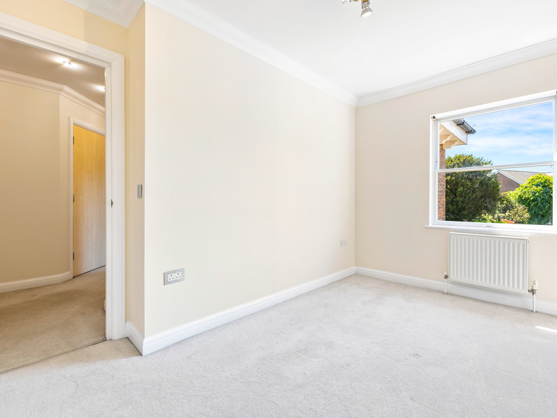 3 Bed Apartment To Rent in Redhill