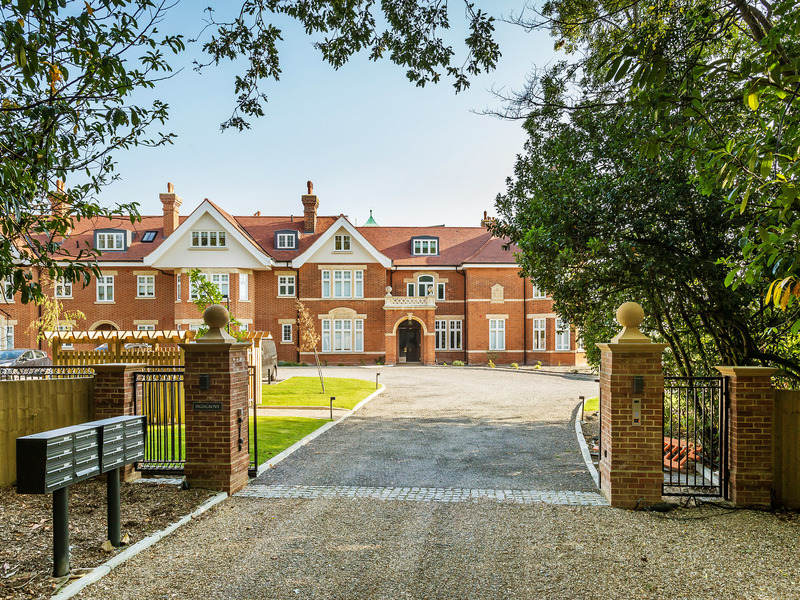 2 bed Apartment For Rent in Horley, Surrey - 2