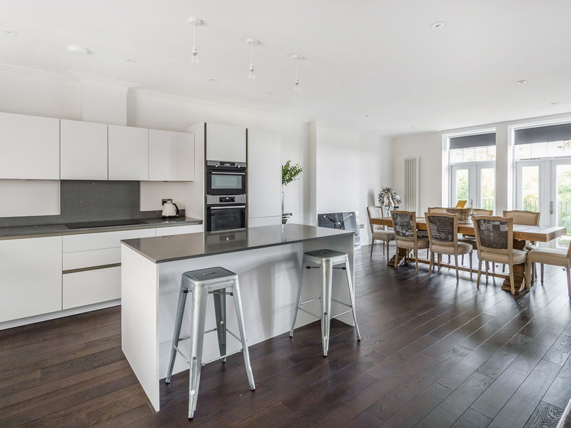 2 bed Apartment For Rent in Horley, Surrey