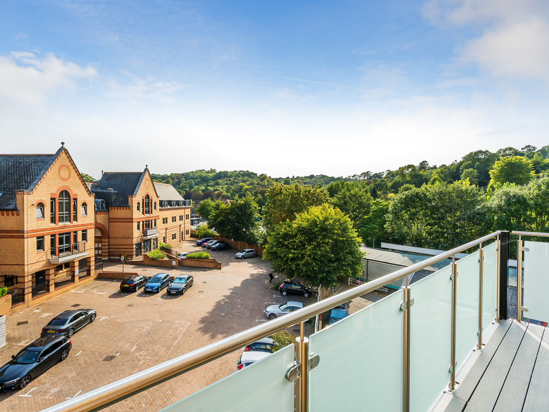 2 bed Apartment For Sale in Whyteleafe, Surrey