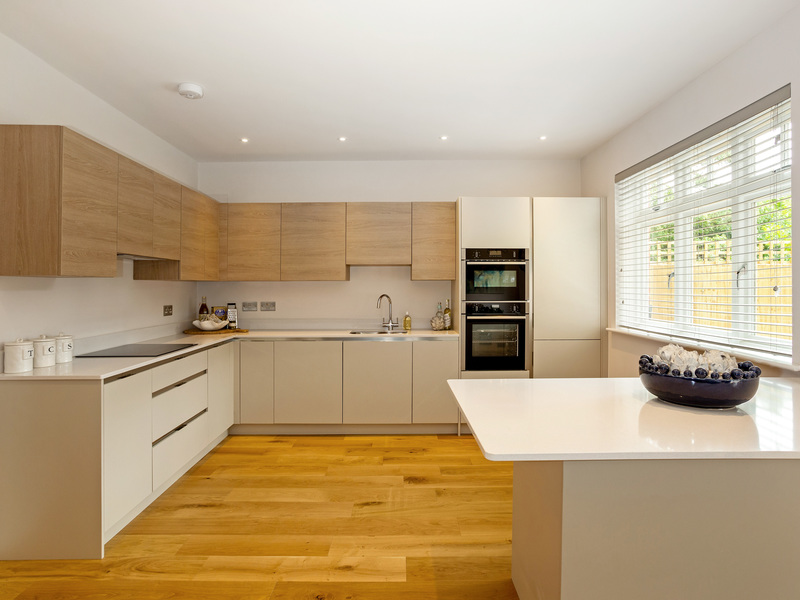 5 bed House - Detached For Sale in Horley, Surrey - 2