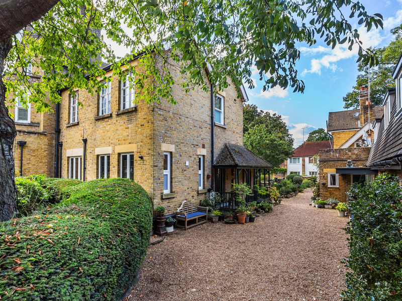 3 bed House - Semi For Sale in Weybridge, Surrey - 2