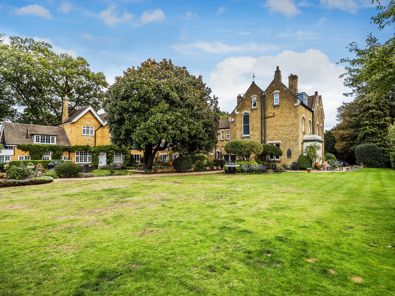 3 bed House - Semi For Sale in Weybridge, Surrey - 3