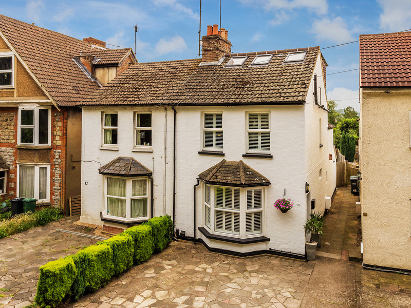 4 bed House - Semi For Sale in Redhill, Surrey