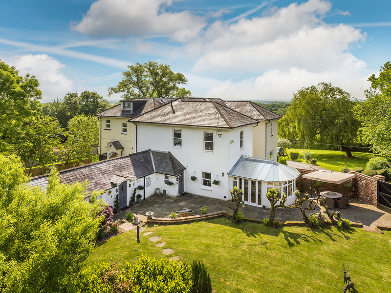 3 bed House - Link Detached For Sale in Horley, Surrey
