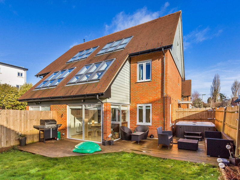 4 bed House - Semi For Sale in Redhill, Surrey