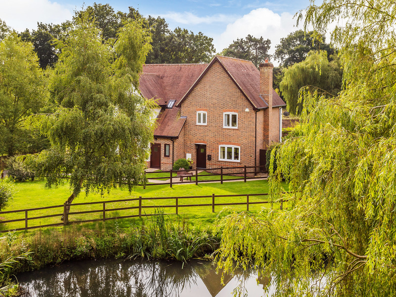 3 bed House - Semi For Sale in Horley, Surrey - 2