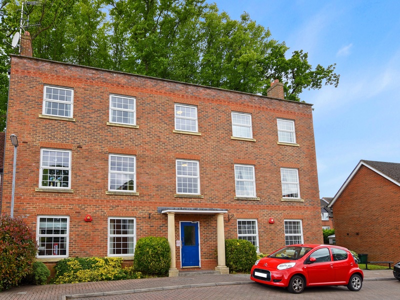 2 bed Apartment For Sale in Crawley, West Sussex