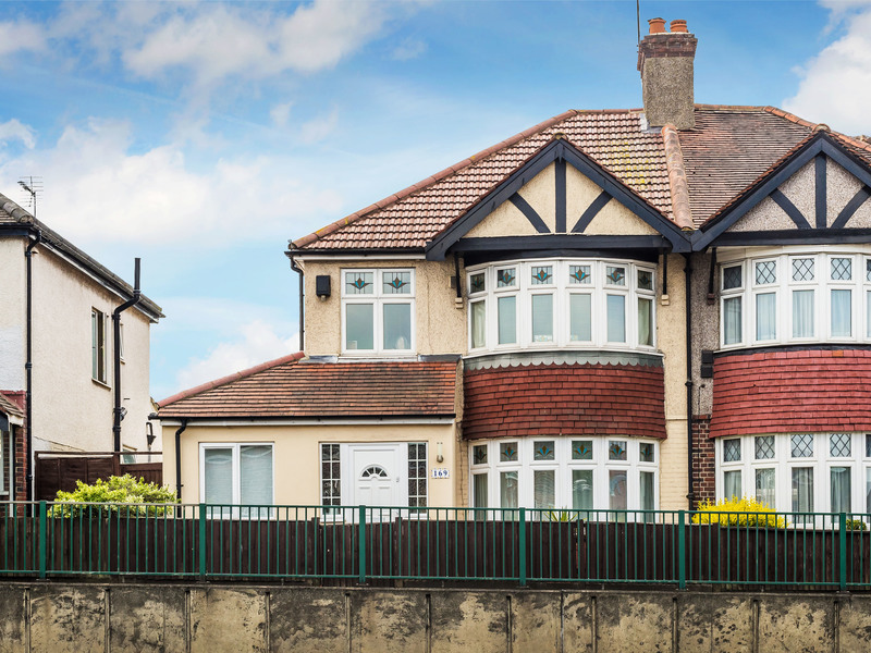 4 bed House - Semi For Sale in Epsom, Surrey