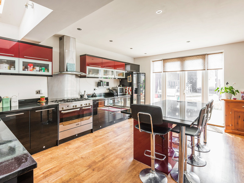 4 Bed House Detached For Sale in Carshalton