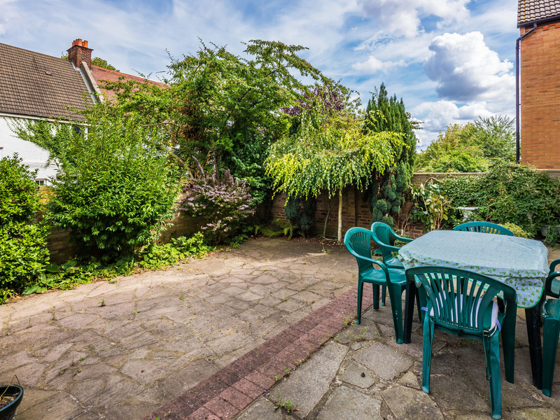 4 Bed House Detached For Sale in Carshalton