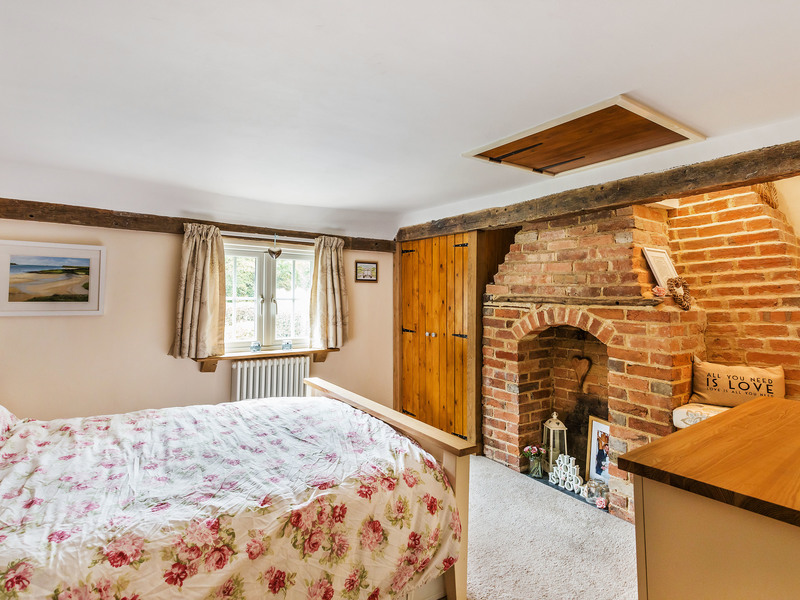 2 Bed Cottage For Sale in Horley