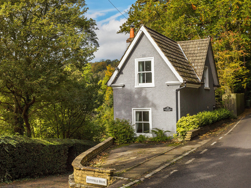 2 Bed House Detached For Sale in Reigate