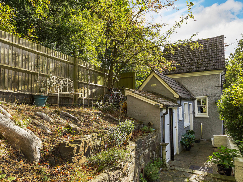 2 Bed House Detached For Sale in Reigate