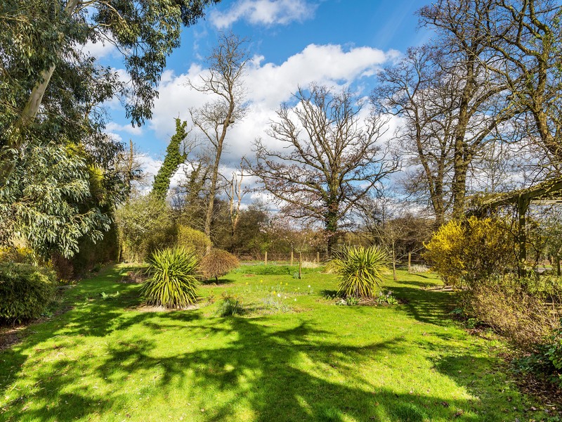 2 Bed House Detached For Sale in Newdigate