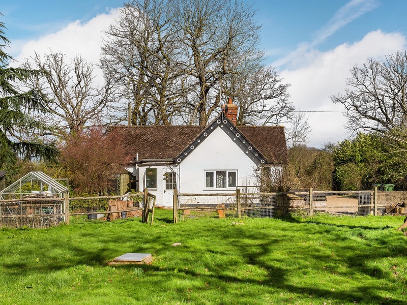 2 Bed House Detached For Sale in Newdigate