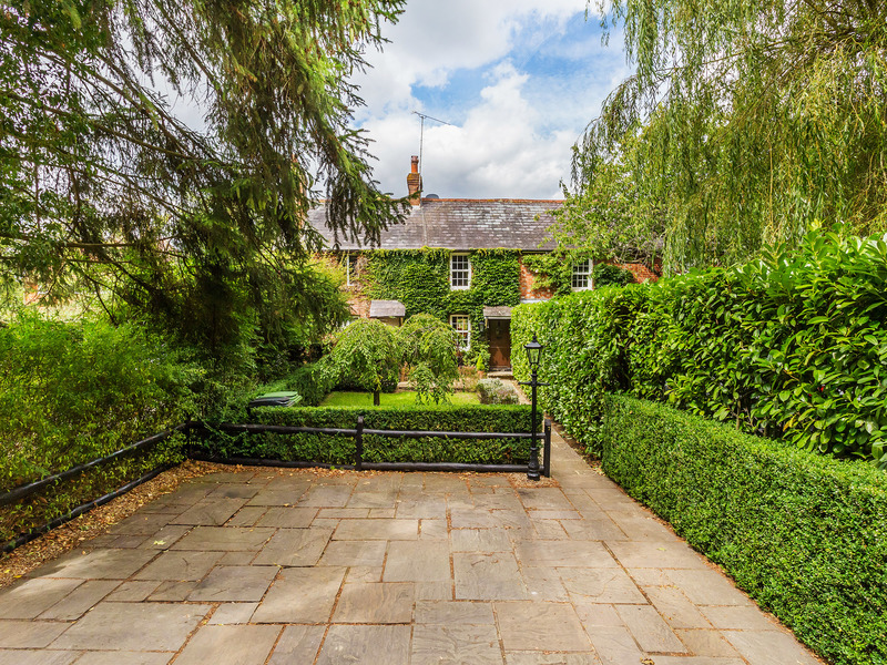 2 Bed Cottage For Sale in Charlwood