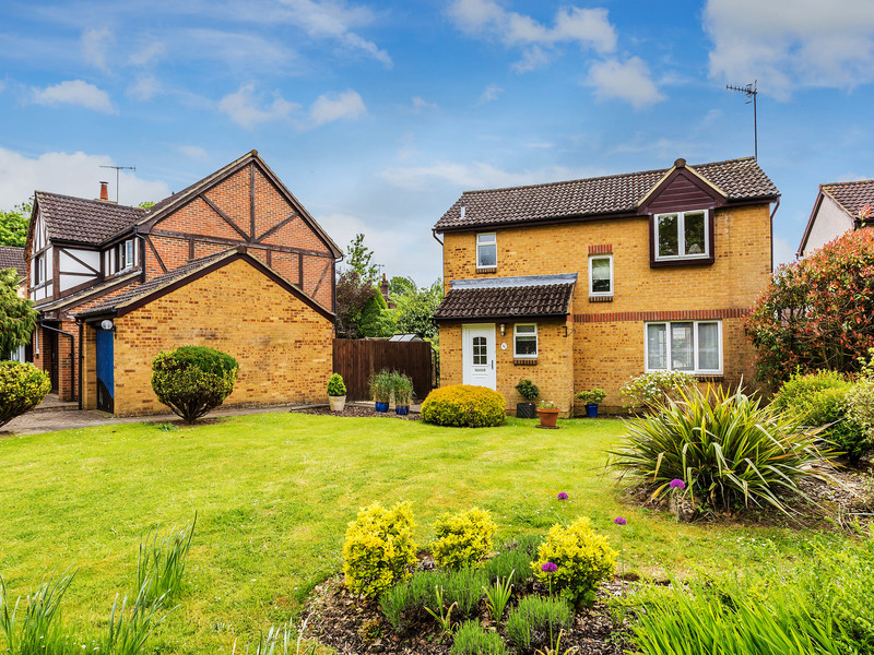 3 Bed House Detached For Sale in Dorking