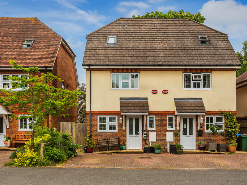 3 bed House - Semi For Sale in Caterham, Surrey