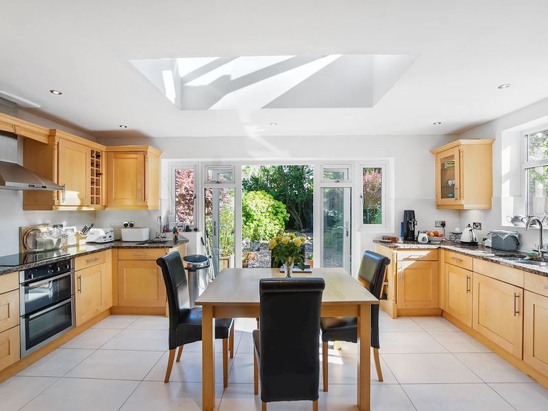 4 bed House - End Terrace For Sale in Caterham, Surrey