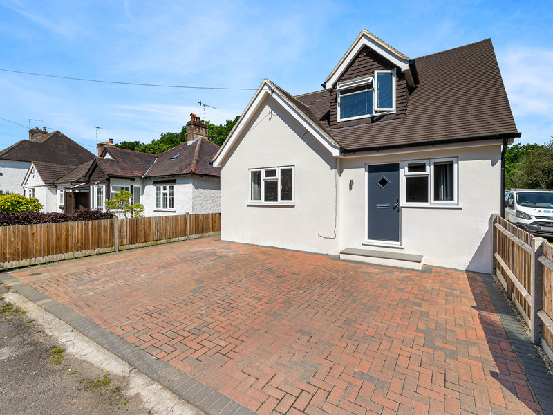 4 bed House - Detached For Sale in Horley, Surrey - 2