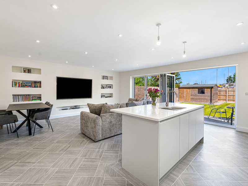 4 bed House - Detached For Sale in Horley, Surrey - 3