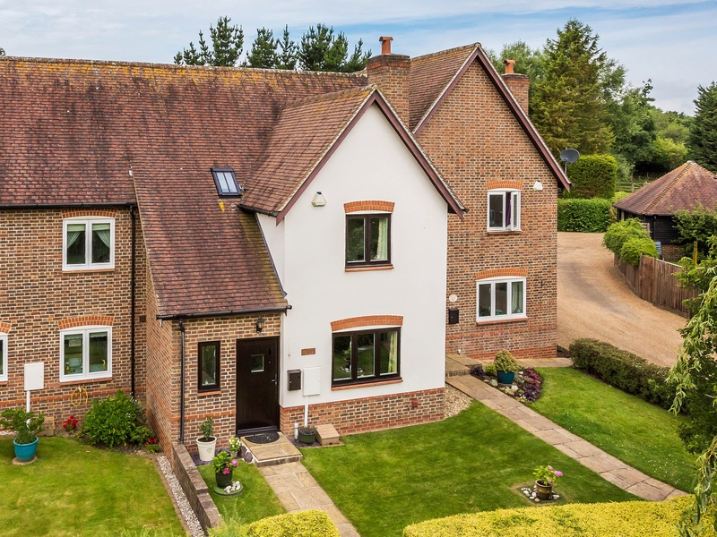 3 bed House - End Terrace For Sale in Horley, Surrey