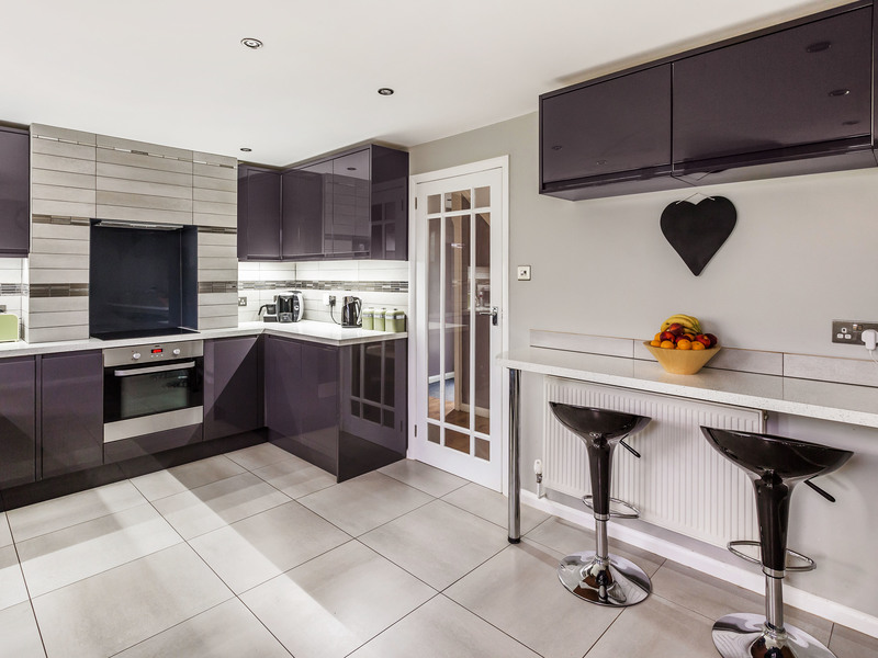 3 bed House - End Terrace For Sale in Horley, Surrey - 2