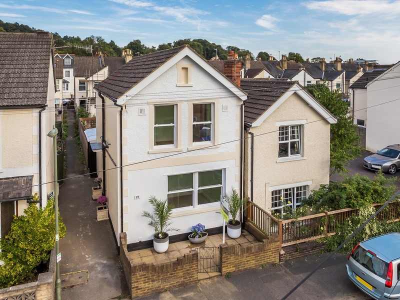 3 Bed House Detached For Sale in Redhill