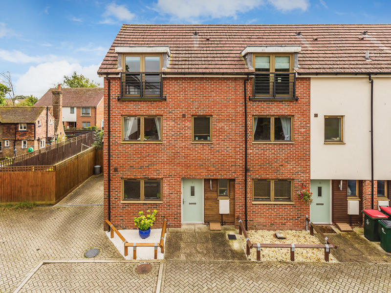 4 Bed House Townhouse For Sale in Crawley