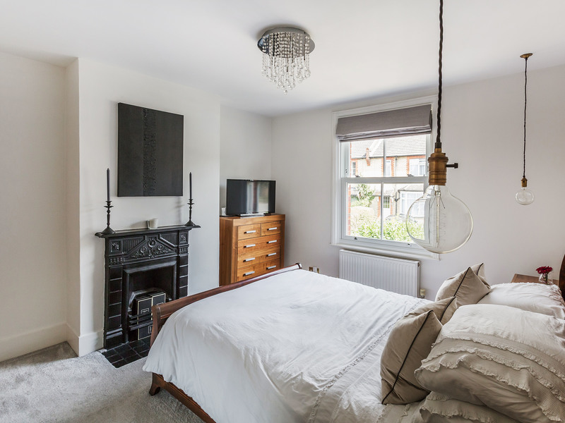 2 Bed House Detached For Sale in Reigate