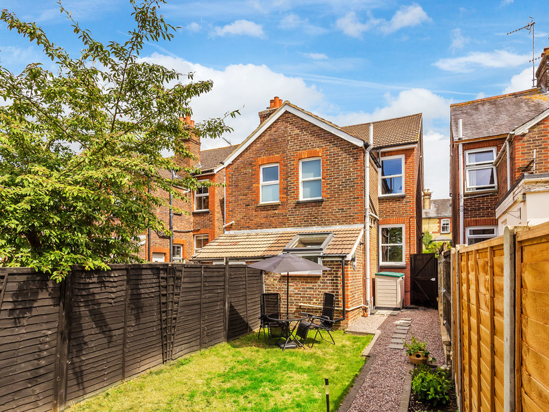 2 Bed House Detached For Sale in Reigate