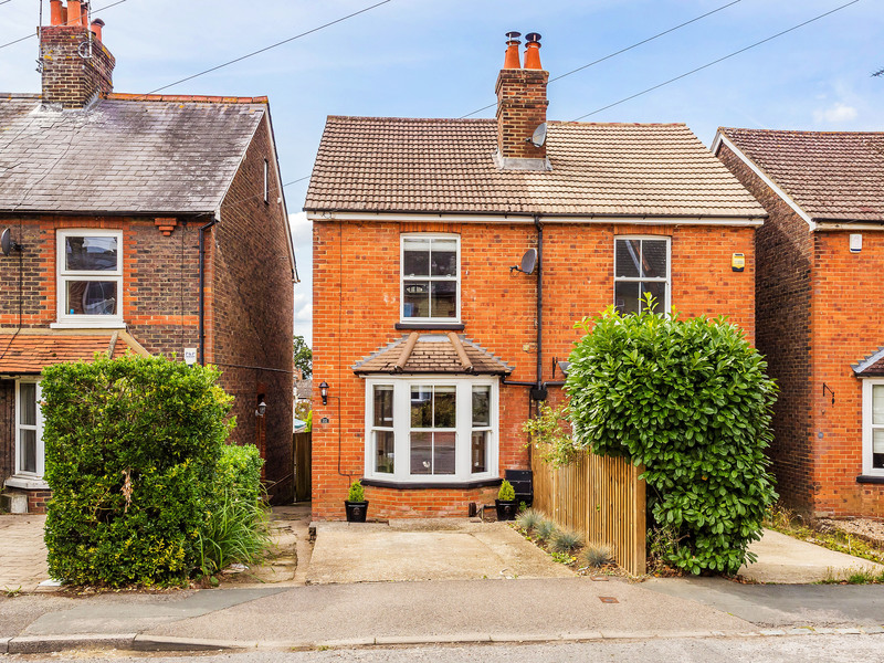 2 Bed House Detached For Sale in Reigate