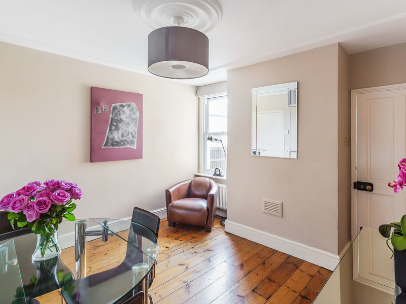 2 Bed House Detached For Sale in Reigate