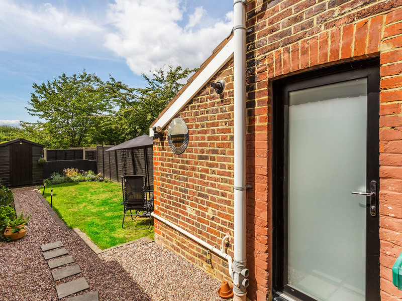 2 Bed House Detached For Sale in Reigate