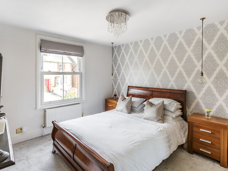 2 Bed House Detached For Sale in Reigate