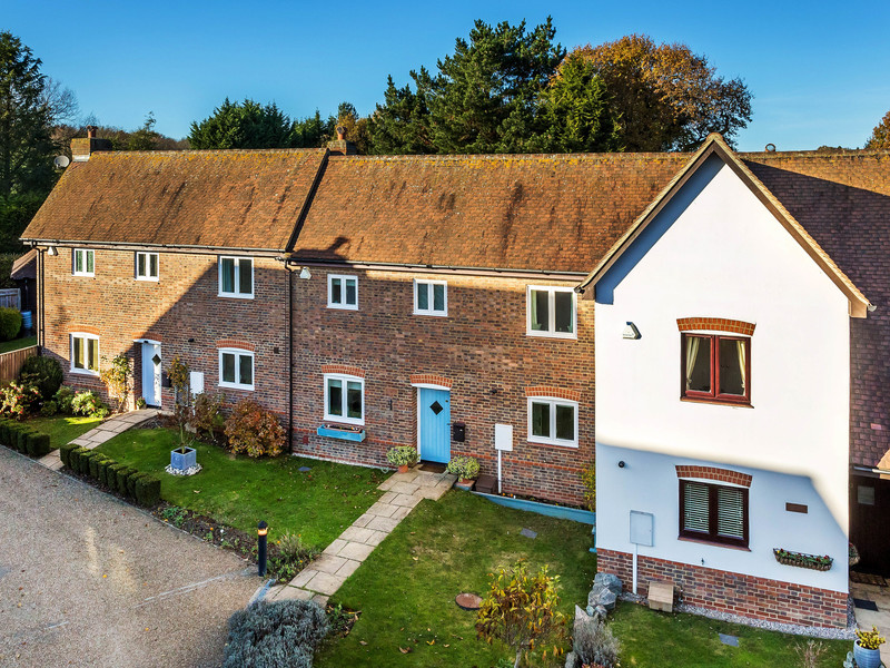 2 bed House - End Terrace For Sale in Horley, Surrey