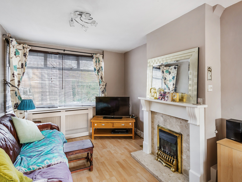 4 Bed House Semi For Sale in Caterham