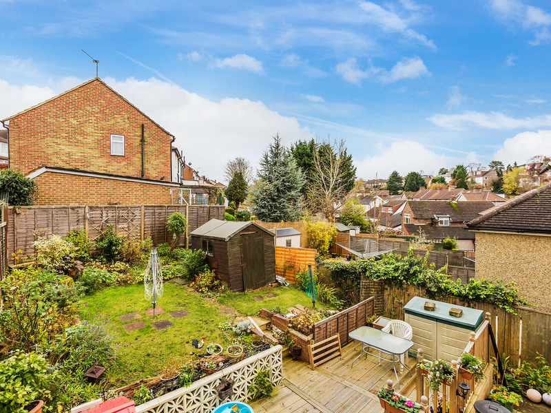 4 Bed House Semi For Sale in Caterham