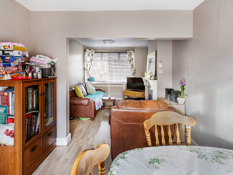 4 Bed House Semi For Sale in Caterham