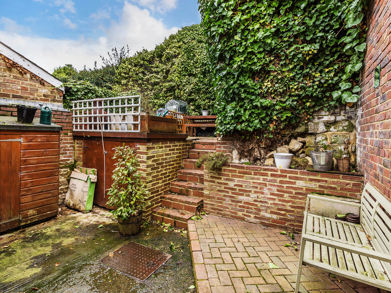 2 bed House - End Terrace For Sale in Reigate, Surrey - 2