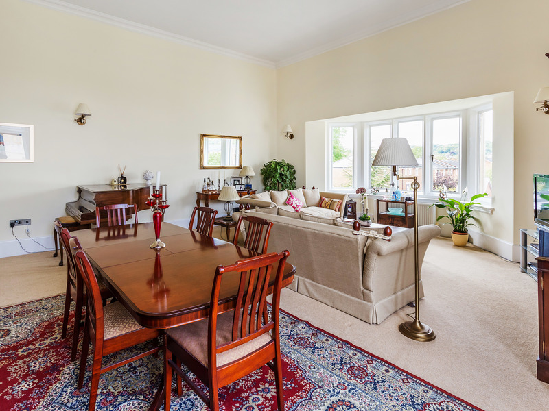 2 bed Apartment For Sale in Redhill, Surrey - 2