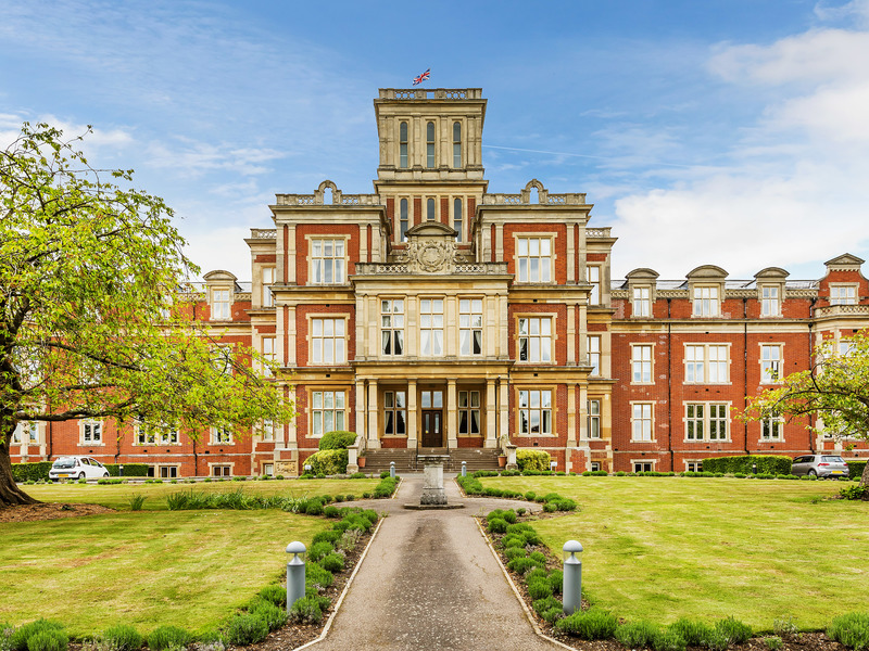 2 bed Apartment For Sale in Redhill, Surrey