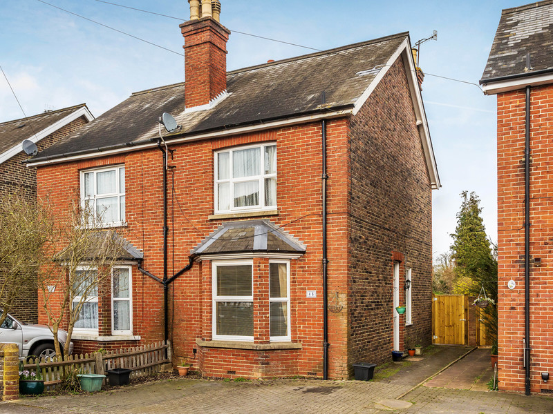 3 Bed House Semi For Sale in Horley