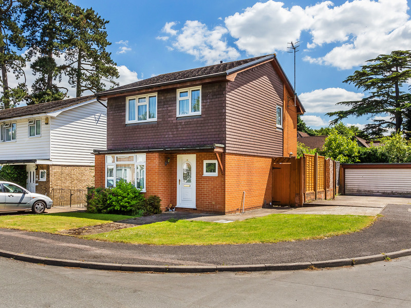 3 Bed House Detached For Sale in Reigate