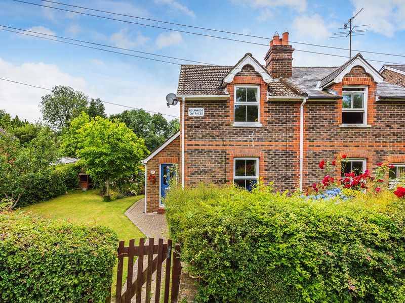 3 Bed House Semi For Sale in Charlwood