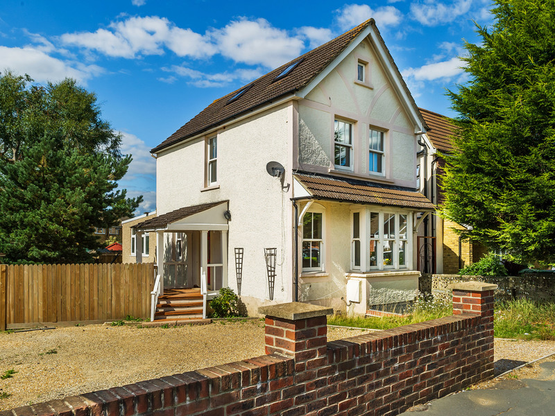 3 bed House - Detached For Sale in Redhill, Surrey - 2