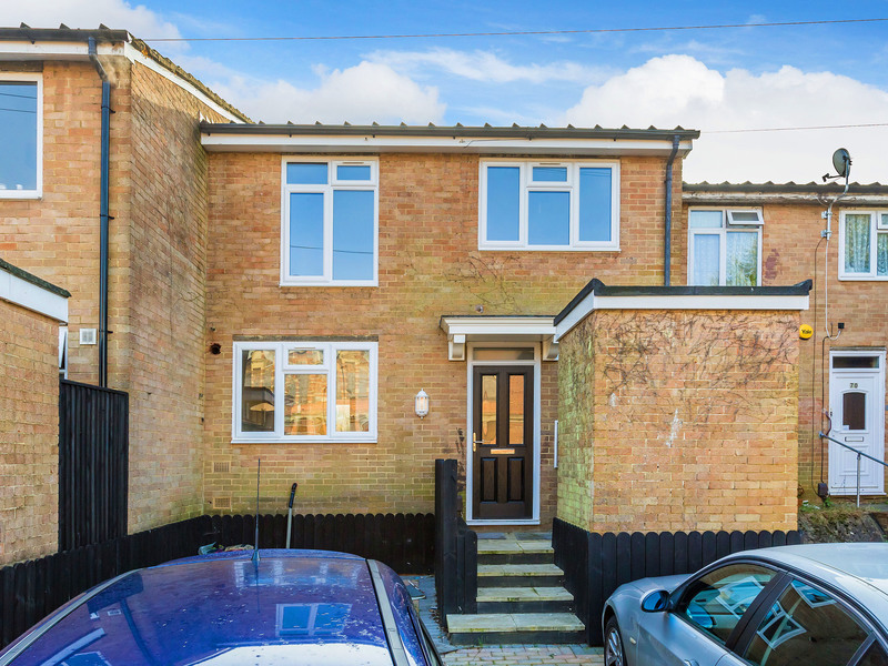 4 bed House - End Terrace For Sale in Redhill, Surrey