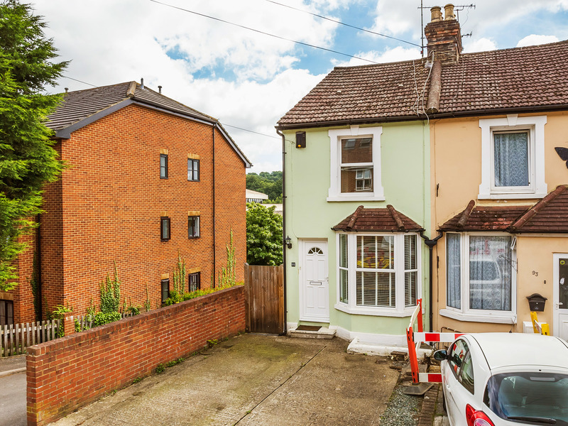 2 bed House - Semi For Sale in Redhill, Surrey - 2