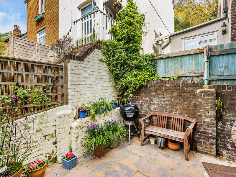 2 bed House - Semi For Sale in Redhill, Surrey - 2
